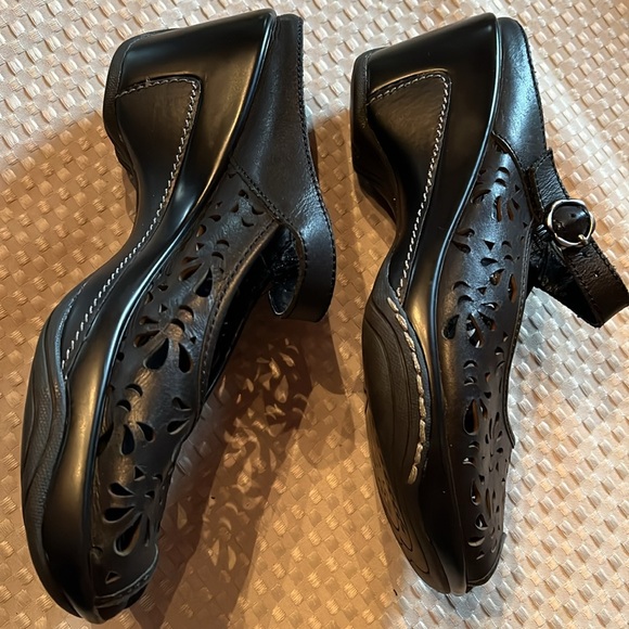 White Mountain Women’s Leather Mule Black with cutouts in very good condition. - Picture 4 of 6